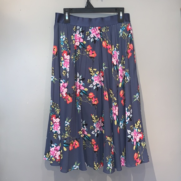 3/$20 🤩 Express Floral Skirt 💙🌸 - Picture 4 of 6